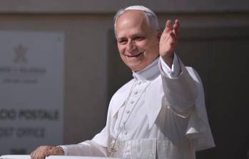 Papa León fue fotografiado celebrando misa y de pie sin ayuda tras su intervención quirúrgica por cáncer de pulmón, en las primeras imágenes divulgadas después de la operación. FOTO GETTY
