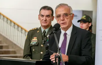 El exdirector de la Policía, William René Salamanca, junto al exministro de Defensa, Iván Velásquez. Abajo: coronel Julie Ruiz, jefa de contrainteligencia. FOTO Colprensa y cortesía