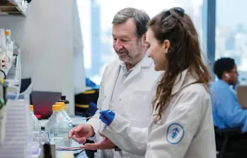 Investigadores del Memorial Sloan Kettering Cancer Center, uno de los centros que lidera el desarrollo de vacunas personalizadas que entrenan al sistema inmune para atacar las mutaciones específicas de cada tumor. FOTO cortesía