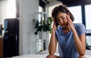 Las migrañas son un tipo de dolor de cabeza que viene acompañado de náuseas, vómitos, mareos y sensibilidad a la luz y al sonido. FOTO: Freepik