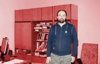 Anatolii Doroshenko trabaja en los laberintos subterráneos del reactor 4 de Chernóbil, donde monitorea combustible nuclear y zonas altamente contaminadas casi 40 años después del desastre. FOTO: Mykhaylo Palinchak.