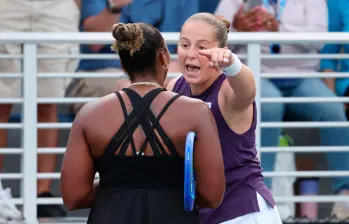 Discusión entre Ostapenko y Townsend luego de finalizar el partido. Foto: GETTY