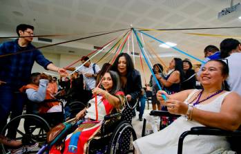 En el encuentro realizado en Medellín, las personas en situación de discapacidad realizaron un acto simbólico con los representantes del Gobierno y el ELN. Vinieron delegados de todo el país. FOTO cortesía cnp