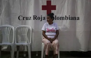 Una mujer espera atención en un punto de la Cruz Roja Colombiana. FOTO: COLPRENSA