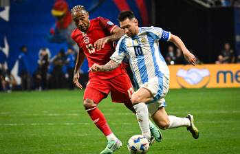 Imagen del duelo inaugural entre Canadá y Argentina en la que aparecen Derek Cornelius y Lionel Messi. FOTO GETTY