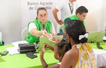 Beneficiarios de Renta Ciudadana retiran su subsidio en puntos autorizados. Consulta aquí cómo acceder a los pagos de marzo 2025. FOTO: Cortesía.