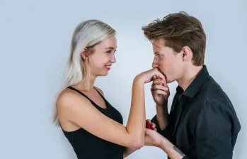 El Tribunal Supremo de España concluyó que un beso en la mano sin consentimiento puede constituir agresión sexual. FOTO: Freepik