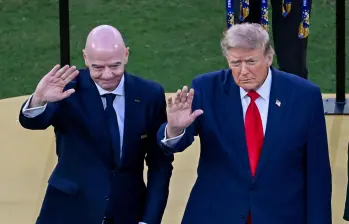 Gianni Infantino, presidente de la FIFA, y Donald Trump, presidente de los Estados Unidos, posan con el trofeo de la Copa Mundial tras la final de la Copa Mundial de la FIFA 2026 entre España y Argentina en el MetLife Stadium de East Rutherford, Nueva Jersey, el 19 de julio de 2026. Foto: AFP