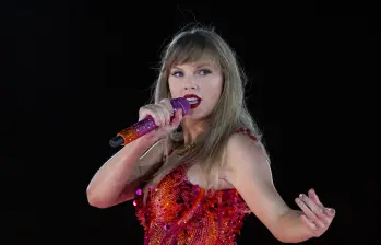 Taylor Swift durante un concierto de The Eras Tour en el Hard Rock stadium en Miami Gardens, Florida. FOTO: AFP