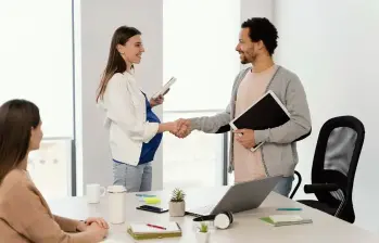 Los expertos advierten que errores sutiles como usar frases genéricas, hablar en exceso o no investigar sobre la compañía pueden costar la oportunidad de empleo. FOTO: GETTY