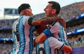 Messi y Enzo Fernández abrazando a Alexis Mac Allister, autor del gol con el que Argentina venció a Suiza. FOTO: GETTY