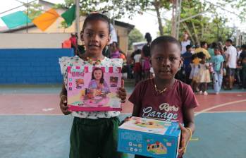 Algunos de los menores de edad que recibieron regalos en la entrega de aguinaldos. FOTO: Cortesía