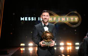 Lionel Messi posa con su octavo Balón de Oro. FOTO: Tomada de X (antes Twitter) @ballondor