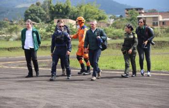 El Gobernador de Antioquia, Andrés Julián Rendón, y la Gobernadora de Chocó, Nubia Carolina Córdoba, visitaron este sábado el Puesto de Mando Unificado en Urrao. Foto: Cortesía