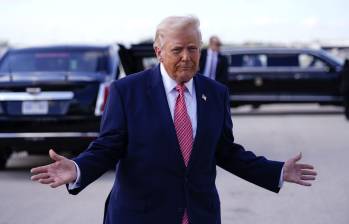 Donald Trump dio regalos en efectivo a tres funcionarias, pese a que habría prohibiciones de la ley federal sobre este tipo de pagos. Foto: Nathan Howard/Getty Images