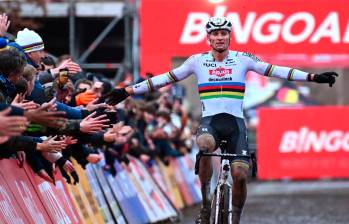 Mathieu Van der Poel cruzando la meta en solitario en Bélgica. FOTO: GETTY