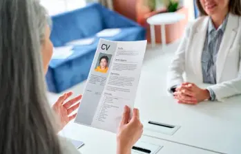 Person entregando su hoja de vida con una extensión ideal. FOTO: Shutterstock