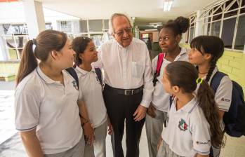 Monseñor Armando Santamaría Ortiz en compañía de un grupo de jóvenes que hacen parte de la sede bachillerato de la Fundación Hogares San José, que abriga a 265 niñas vulnerables. FOTO CARLOS VELÁSQUEZ