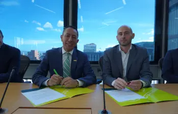 El presidente de Ecopetrol, Ricardo Roa, y Francesco Bertoli, gerente general de Enel Colombia, firman el acuerdo. Foto: Cortesía