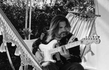 Imagen de Juanes con su guitarra Fender, que recibió el día de su cumpleaños. FOTO Cortesía