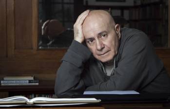 “Tengo un pulmón extra: los oídos”, dice el poeta y filósofo argentino Hugo Mujica; reflexiona sobre el silencio como una forma de escucha profunda y la belleza que nace de las heridas. Foto: Cortesía
