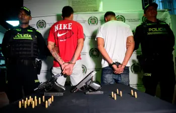 Los dos implicados fueron detenidos por el delito de secuestro y tráfico y porte de armas. FOTO: Cortesía Secretaría de Seguridad de Medellín