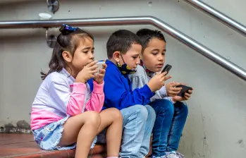 Los expertos están preocupados por la formación de los niños que sostienen conversaciones emocionales con la IA. Foto: EL COLOMBIANO