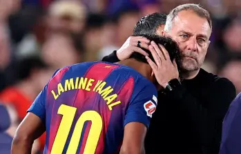 El consuelo del técnico del Barcelona, Hansi Flick, tras la lesión de Lamine Yamal. FOTO AFP