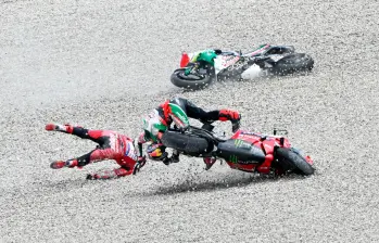 Joan Zarco y Pecco Bagnaia en el choque triple con Luca Marini. FOTO: GETTY