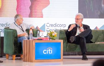 Jaime Humberto López (izquierda), presidente de Asobolsa, y Santiago Montenegro, presidente de Asofondos, hablaron de las oportunidades y las tareas que hay pendientes para democratizar el mercado. FOTO ASOBOLSA