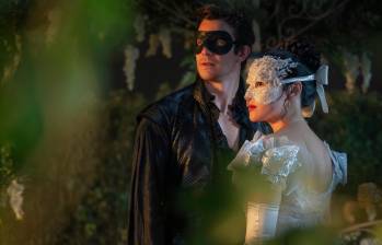 Luke Thompson y Yerin Ha, los protagonitas de Bridgerton. Para esa máscara de Yerin (quien interpreta a Sophie) se moldeó su rostro y se hicieron 5 muestras diferentes. FOTO Cortesía Netflix