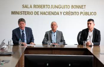 El presidente de la Andi, Bruce Mac Master (izquierda); el ministro de Hacienda, Ricardo Bonilla (centro); y el presidente de Asobancaria, Jonathan Malagón. FOTO: MINHACIENDA.