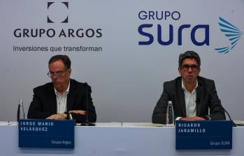 Jorge Mario Velásquez, presidente de Grupo Argos (izq.) y Ricardo Jaramillo, presidente de Grupo Sura (der.) destacaron los alcances del acuerdo entre las compañías. FOTO MANUEL SALDARRIAGA