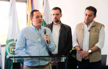 De izquierda a derecha: Carlos Mario Marín, alcalde de Manizales; Luis Carlos Velásquez, gobernador de Caldas; Alexánder Vega, registrador nacional. Foto Alcaldía de Manizales. 