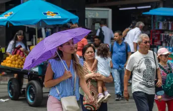 Descripción: Los días de sol en Medellín están generando una gran ola de calor y desde luego el uso de los paraguas está en aumento. Personajes: . Fecha de evento: 21/02/2024. Foto: Esneyder Gutiérrez