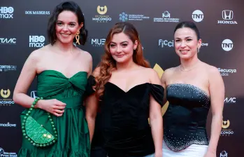 Julieth Restrepo, Yuri Vargas y Paula Castaño, de Estimados señores a su llegada a los Premios Macondo en Medellín. FOTO Manuel Saldarriaga