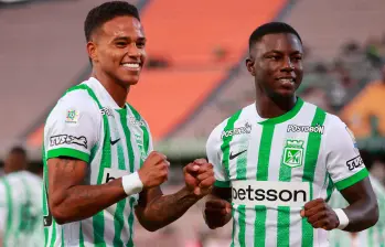 El futbolista Juan Manuel Zapata celebra con Marino Marino Hinestroza . FOTO: Manuel Saldarriaga