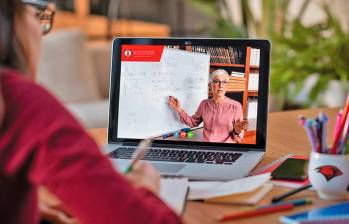 Persona realizando su hoja de vida adecuadamente para encontrar teletrabajo. FOTO: Shutterstock