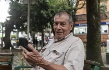 A Jairo Ruiz le gusta ‘cacharrear’ con su celular y editar contenidos con IA. Así, dice él, es que aprende todos los días algo nuevo. FOTO Camilo Suárez. 