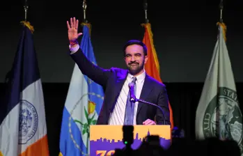 Zohran Mamdani, de 34 años, hizo historia al convertirse en el primer alcalde musulmán y el más joven de Nueva York desde 1892. Su mandato estará marcado por el reto de equilibrar una agenda progresista con las presiones políticas y económicas de la ciudad. FOTO: AFP. 