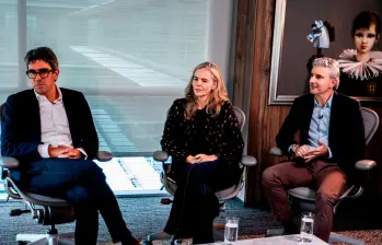 De izquierda a derecha: Ricardo Jaramillo, presidente de Grupo Sura; Juana Llano Cadavid, presidenta de Suramericana, e Ignacio Calle, presidente de Sura Asset Management. FOTO JULIO CÉSAR HERRERA