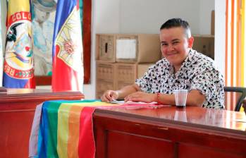 Andrés Felipe Gómez, conocido en la comunidad como Pipe, hizo campaña con el Partido Conservador en 2019. Se destaca por su labor en el cuerpo de bomberos y en la comunidad LGBTI. FOTO ESCUELA CON SENTIDO