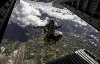 Grupos Águila y Táctico de la Fuerza Aérea, en prácticas de paracaidismo Foto: EL COLOMBIANO. 