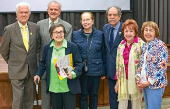 Álvaro Vásquez, Carlos José Jaramillo, Helena Espinosa de Restrepo, Diana García de Olarte, Tiberio Álvarez, Ana Cecilia Correa y Martha Lilliam Correa fueron los premiados. FOTO Manuel Saldarriaga