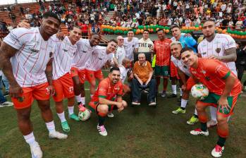 El profesor Luis Fernando Montoya también estuvo como invitado especial en el partido del Día del Fútbol Envigadeño. Tuvo la oportunidad de realizar la charla técnica con todas las figuras. FOTO manuel Saldarriaga 