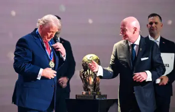 El presidente de Estados Unidos, Donald Trump, recibió la medalla de ganador del Premio de Paz el Fútbol Une al Mundo otorgado por la Fifa. Foto: AFP