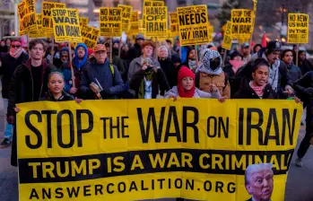 Ciudadanos protestan en ciudades como Atlanta y Boston contra las decisiones del gobierno y lo que consideran una deriva autoritaria en Estados Unidos. FOTO GETTY