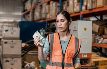 El Gobierno estima que 2,5 millones de familias vulnerables en Colombia se van a beneficiar con el aumento del salario mínimo para 2024, el cual será de 1.300.000 pesos. FOTO Shutterstock