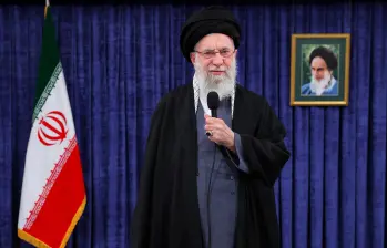 Crecen las dudas en Irán sobre el paradero de su líder supremo, el ayatolá Alí Jamenei, en medio de la ofensiva organizada por Estados Unidos e Israel. FOTO: XINHUA