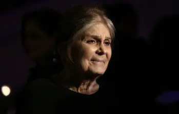 Gloria Steinem, periodista, activista y figura central del movimiento feminista estadounidense, murió el miércoles en su casa de Nueva York a los 92 años. FOTO Getty Images via AFP